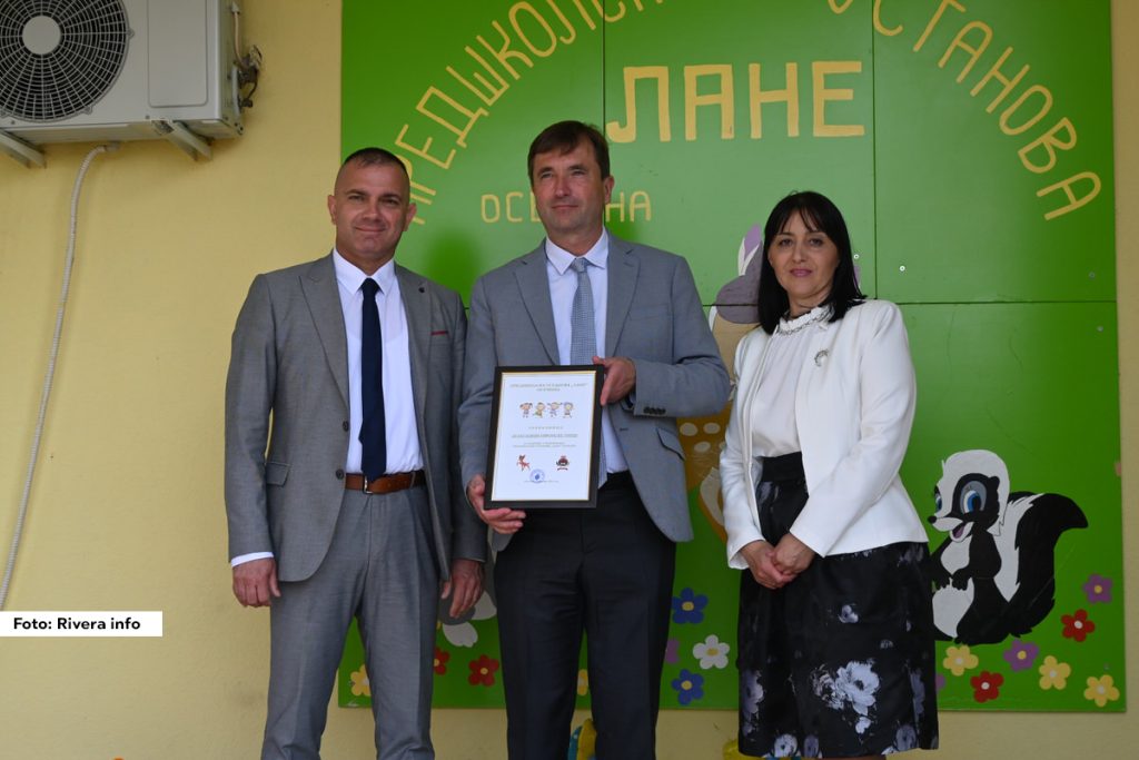 Predstavnik Delegacije EU Martin Klauke sa predsednikom opštine Nikolom Tomićem obišao je Predškolsku ustanovu  „Lane” u kojoj je uz EU podršku od preko 71.000 evra rekonstruisan krov i tako  unapređeni uslovi za boravak oko 200 dece. 