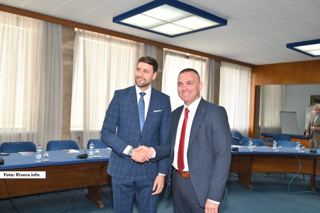 Danas je predsednik opštine Osečina Nikola Tomić, u Palati Srbija, potpisao Ugovor o finansiranju sa ministrom Kabineta za ravnomerni regionalni razvoj, Edinom Đerlekom.