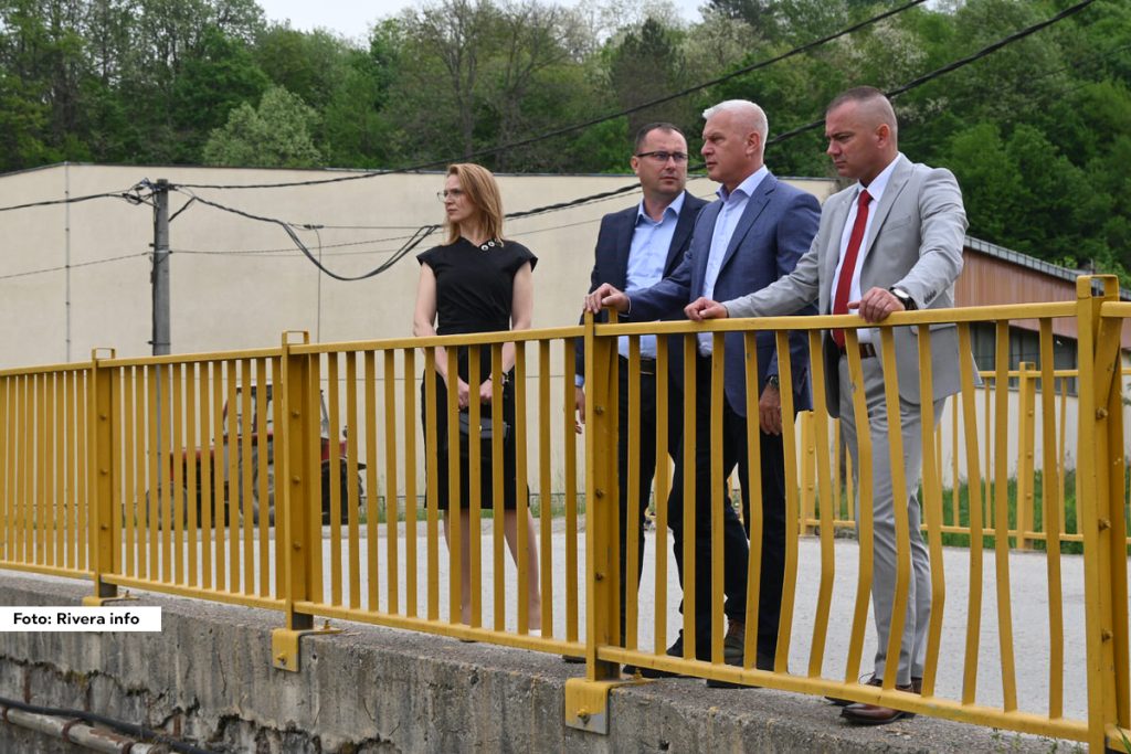 Pre sednice zajedno sa predsednikom opštine Osečina Nikolom Tomićem i Đorđem Maleševićem iz PD Erozija obišli su lokaciju u varošici Pecka, na kojoj će za 15 –ak dana započeti radovi na uređenju dela reke Dragodolke, Carinke i Pecke u iznosu od oko 30.000.000, oo din