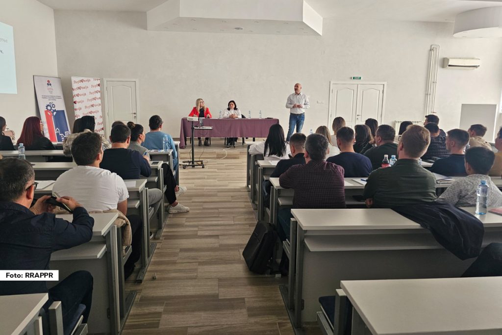 U sali skupštine u Ljuboviji održana je radionica na temu “Priprema predloga projekata po modelu republičkih ministarstava”. Obuku je organizovala Regionalna razvojna agecija Podrinja, Podgorine i Rađevine za predstavnike zaposlenih u jedinicama lokalne samouprave i drugih institucija čiji su one osnivači.