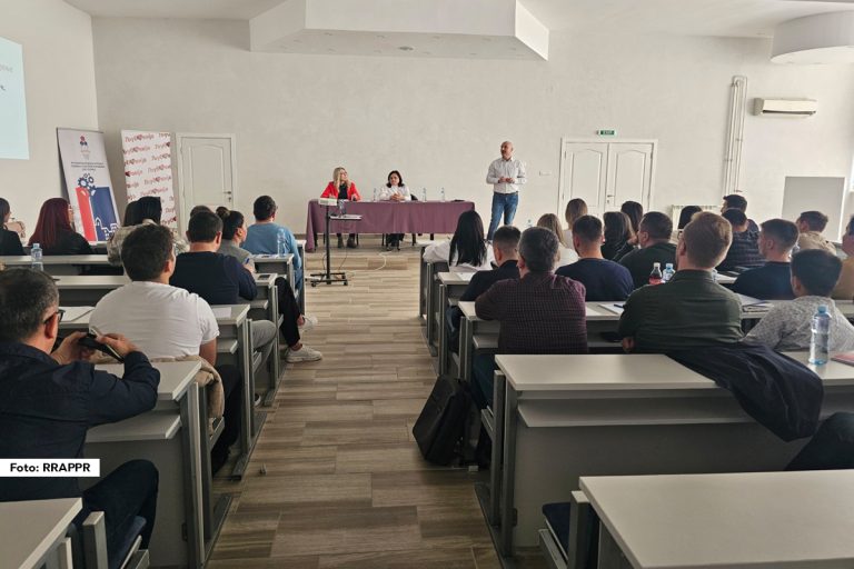U sali skupštine u Ljuboviji održana je radionica na temu “Priprema predloga projekata po modelu republičkih ministarstava”. Obuku je organizovala Regionalna razvojna agecija Podrinja, Podgorine i Rađevine za predstavnike zaposlenih u jedinicama lokalne samouprave i drugih institucija čiji su one osnivači.