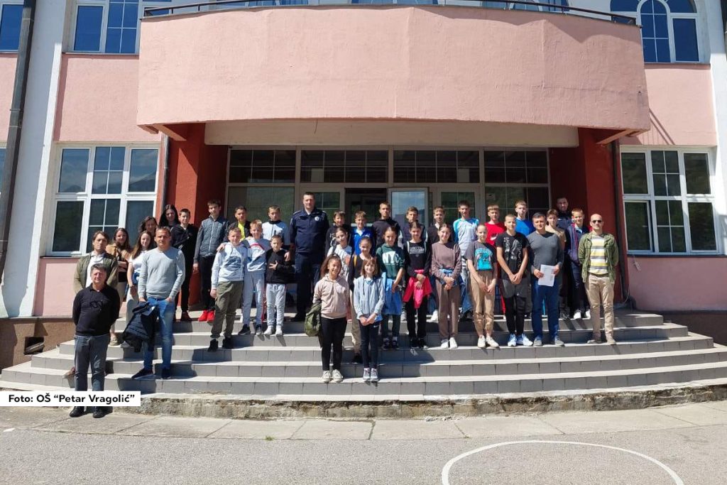 U Matičnoj školi OŠ “Petar Vragolić” u Ljuboviji u organizaciji škole, Saveta za bezbednost u saobraćaju Opštine Ljubovija i PS Ljubovija, održano je opštinsko takmičenje pod nazivom “Šta znaš o saobraćaju”. Učenici su pokazali dobar nivo poznavanja saobraćajnih propisa na testu, koji je bio prvi deo takmičenja. Drugi deo takmičenja bio je vožnja biciklom na poligonu u dvorištu škole.