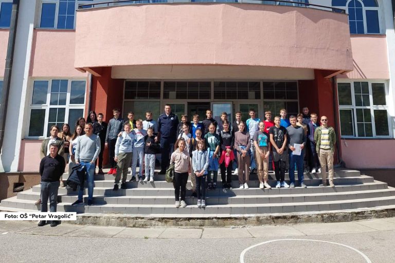 U Matičnoj školi OŠ “Petar Vragolić” u Ljuboviji u organizaciji škole, Saveta za bezbednost u saobraćaju Opštine Ljubovija i PS Ljubovija, održano je opštinsko takmičenje pod nazivom “Šta znaš o saobraćaju”. Učenici su pokazali dobar nivo poznavanja saobraćajnih propisa na testu, koji je bio prvi deo takmičenja. Drugi deo takmičenja bio je vožnja biciklom na poligonu u dvorištu škole.