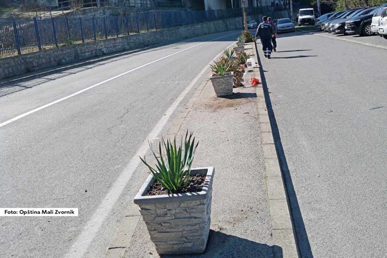 Radnici Javnog komunalnog preduzeća “Drina” u Malom Zvorniku, sunčane i tople dane u aprilu koriste da urede javne površine i objekte za čije održavanje su zaduženi. Radovi obuhvataju košenje trave, sađenje cveća i drugih ukrasnih biljaka.
