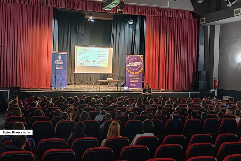 U sali bioskopa u Ljuboviji održana su dva edukativna predavanja u cilju podizanja nivoa svesti dece, roditelja i nastavnika o rizicima korišćenja digitalnih tehnologija. Prezentacije interaktivnog karaktera održala su dva edukatora, koja su podelila dosadašnja znanja i iskustva stečena u Nacionalnom kontakt centru za bezbednost dece na internetu.