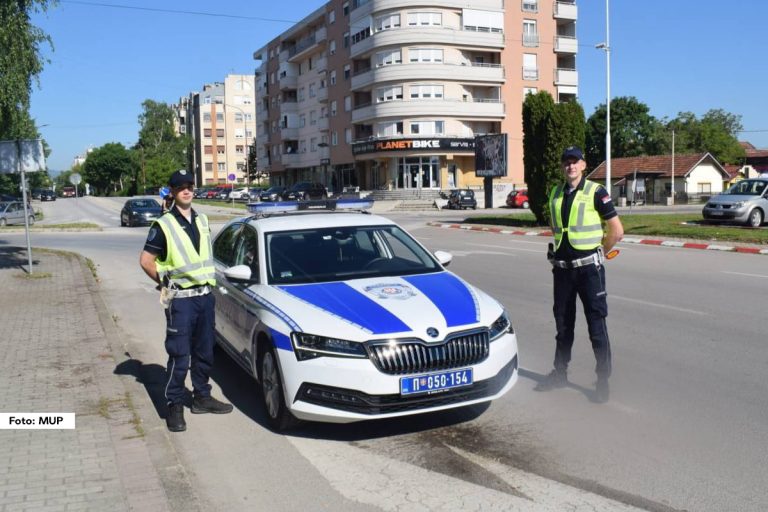 Dvojica pripadnika saobraćajne policije Policijske uprave u Čačku, Šipetić Nikola i Simeunović Darko, još jednom su pokazali da su policijski službenici uvek tu za svoje sugrađane, spremni da hitno reaguju i pomognu.