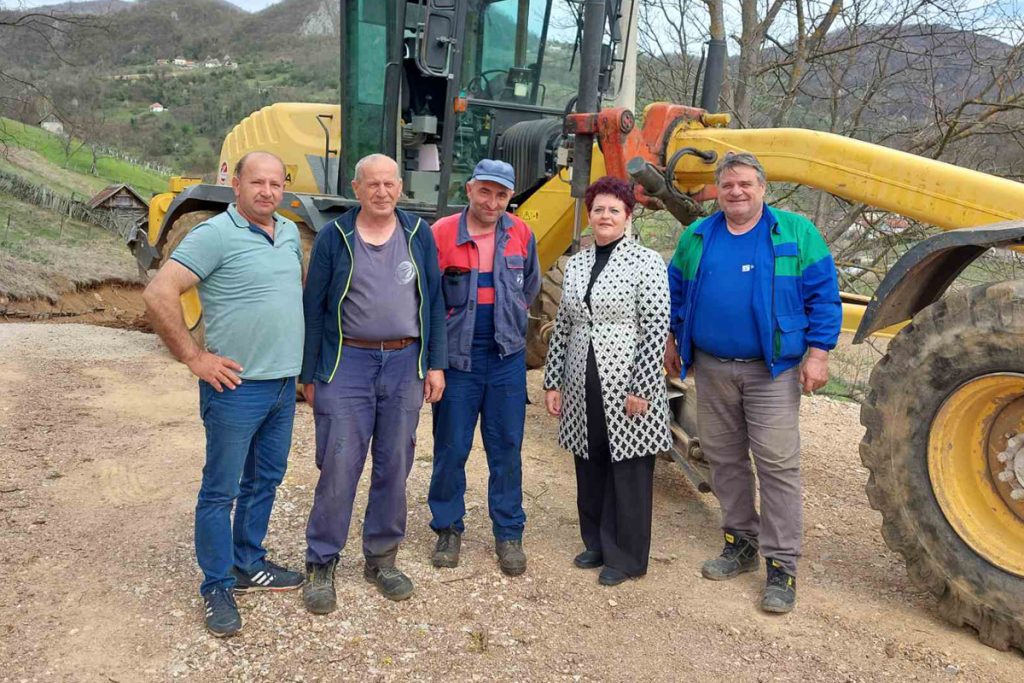nastavljeno asfaltiranje puteva u Malom Zvorniku 03