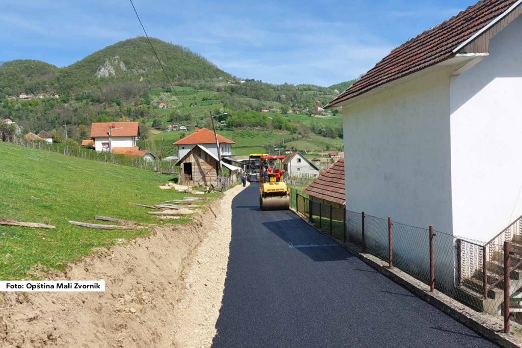 Uređenje lokalne putne mreže u opštini Mali Zvornik nastavljeno je asfaltiranjem puteva u mesnim zajednicama Donja Borina, Radalj, Sakar, Donja Trešnjica i Velika Reka. Radove je omogućila lokalna samouprava sredstvima iz opštinskog budžeta.
