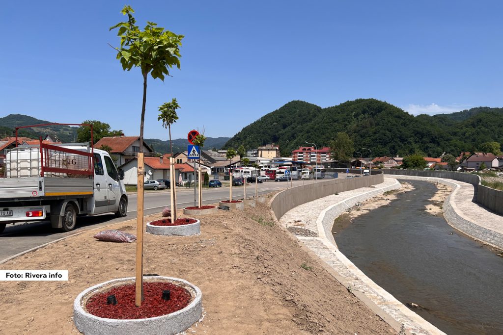 Ministarstvo zaštite životne sredine i ove godine odobrilo je sredstva opštini Ljubovija u iznosu od 2.905.656,93 dinara za realizaciju projekta "Formiranje i uređenje zelenih površina u okviru parcele javne namene na KP 688 deo KO Ljubovija, duž reke Ljuboviđe, druga faza radova".