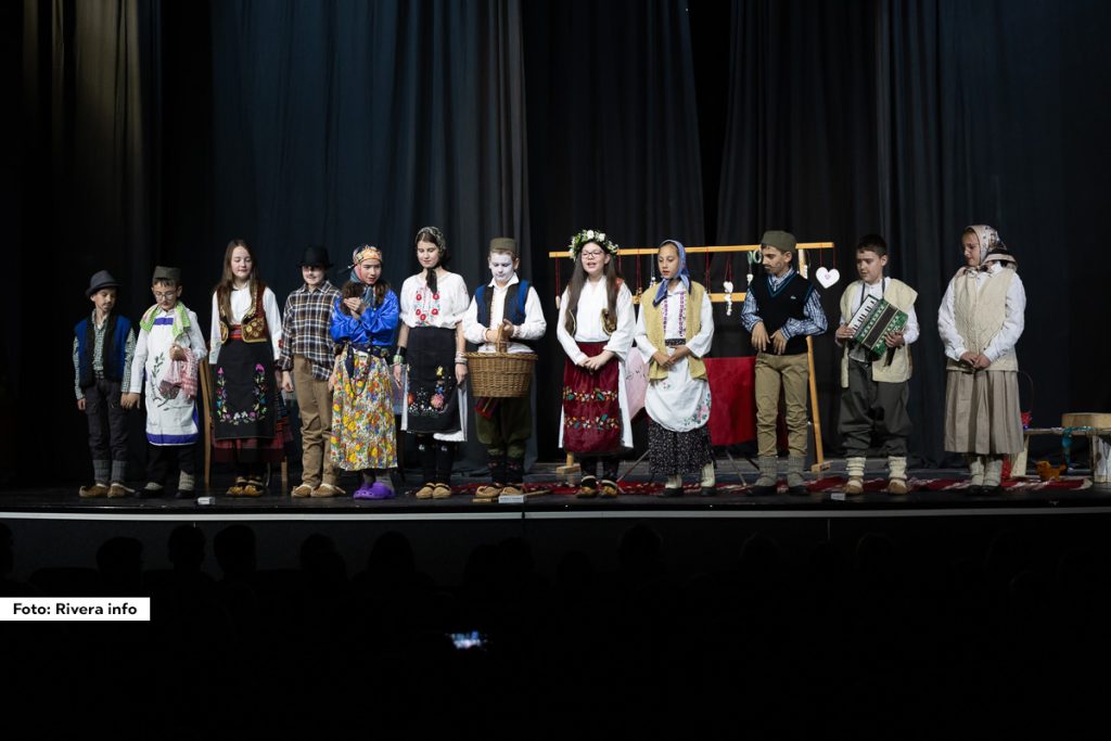 Proteklog vikenda u Ljuboviji je održan prvi dečji Pozorišni festival “Deca za decu-Neša Nenadović”. Festival je otvoren u petak izvođenjem predstave “Marko Kraljević i Kesedžija Musa” Dečjeg dramskog studija “Kukumiš” iz Ljubovije. Otvaranju dečjeg festivala prisustvovao je veliki broj publike, koja je ovacijama ispratila male glumce sa pozornice.