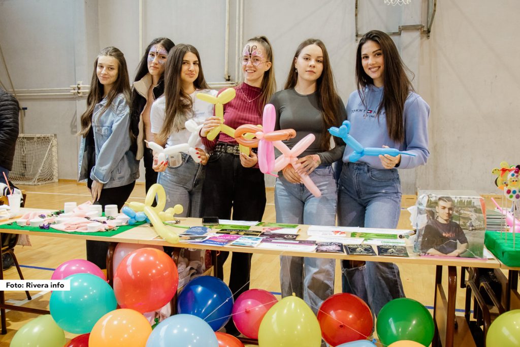 Učenički parlament Srednje škole “Vuk Karadžić” iz Ljubovije i ove godine je uspešno organizovao, sada već tradicionalni, “Prolećni humanitarni festival”. Kiša je uporno diktirala uslove, tako da se festival održao u fiskulturnoj sali škole, ali ni to nije omelo brojne građane da posete festival na kom je prikupljeno ukupno 186.050 dinara, a taj iznos je uplaćen za lečenje Igora Brkića.