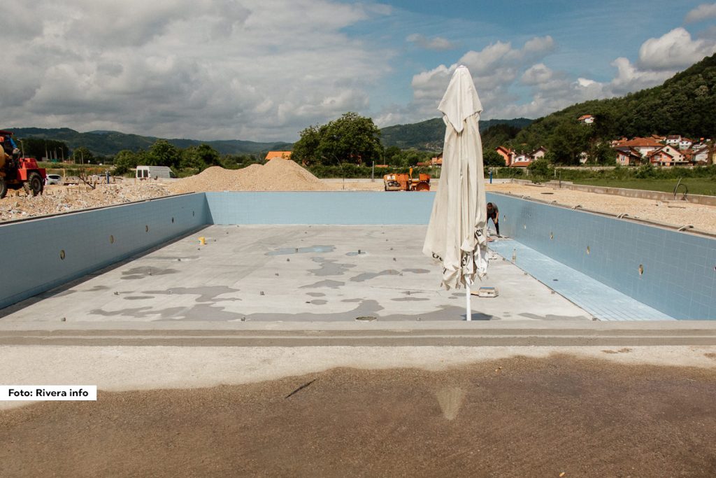 Izgradnja bazen u Ljuboviji, po rečima predstavnika izvođača radova, ide po planu. Bazen u okviru sportsko-rekreativnog kompleksa biće završen u naredne dve do tri nedelje, a u tom periodu biće postavljena i bazenska tehnika. Nakon toga preostaje da se uradi popločavanje, parterno uređenje i završni radovi na objektu.