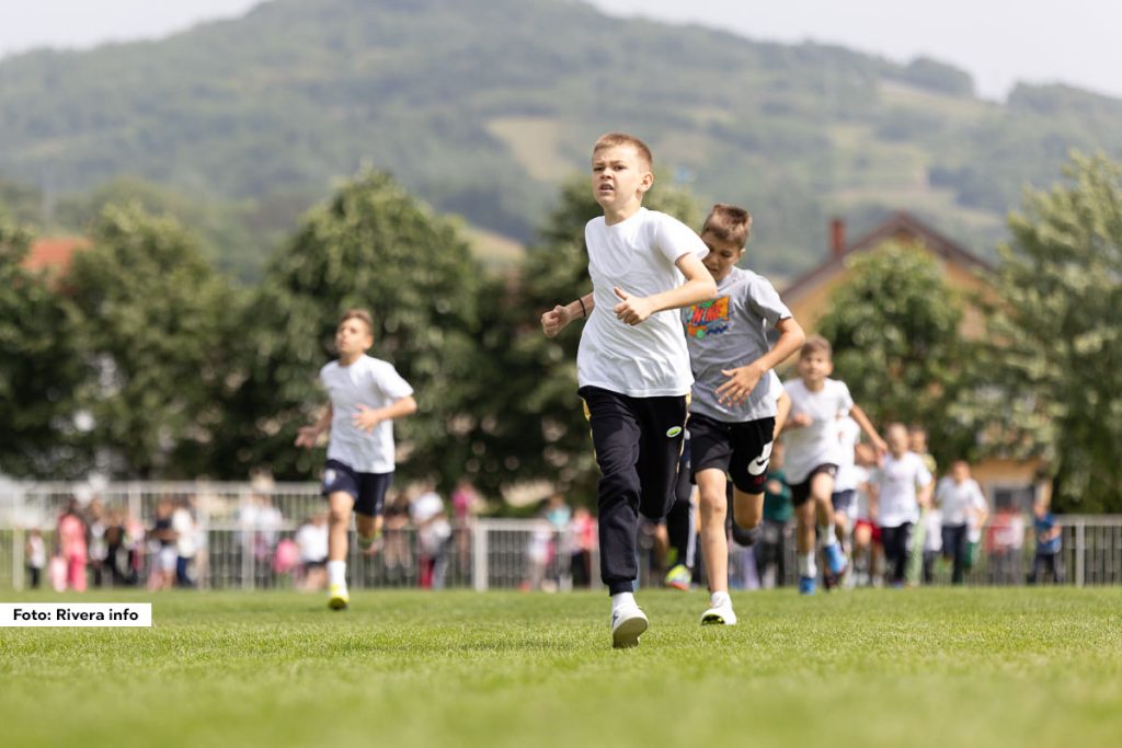 Predškolci PU “Poletarac”, učenici OŠ “Petar Vragolić” i SŠ “Vuk Karadžić” iz Ljubovije trčali su kros na terenu FK “Drina”. Na programu su bile dve trke za predškolce, 16 za osnovce i osam za srednjoškolce.