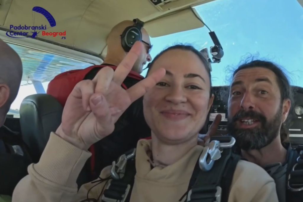 Veridba je jedan od najlepših momenata za svaku devojku, ali i najstresnijih za budućeg mladoženju. Ipak je on taj od koga se očekuje da klekne i pita ono čuveno pitanje, dok drži prsten u ruci za svoju voljenu. I dok se veliki broj momaka još uvek najčešće odlučuje za veridbu na neki uobičajen način, Jovan Nikolić (25) iz Čačka želeo je da taj momenat ostane uspomena za čitav život.