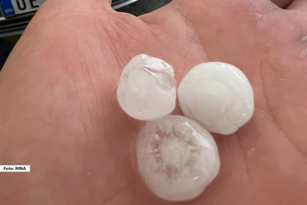 Jako nevreme koje je u popodnevnim satima zahvatilo područje zapadne Srbije donelo je obilnu kišu, a u pojedinim mestima i grad. Na teritoriji opštine Požega u pojedinim selima poplavljeni su putevi, dok je grad padao u centru ove opštine. Grad je padao i u Užicu, kao i u nekim selima u opštini Ljubovija.
