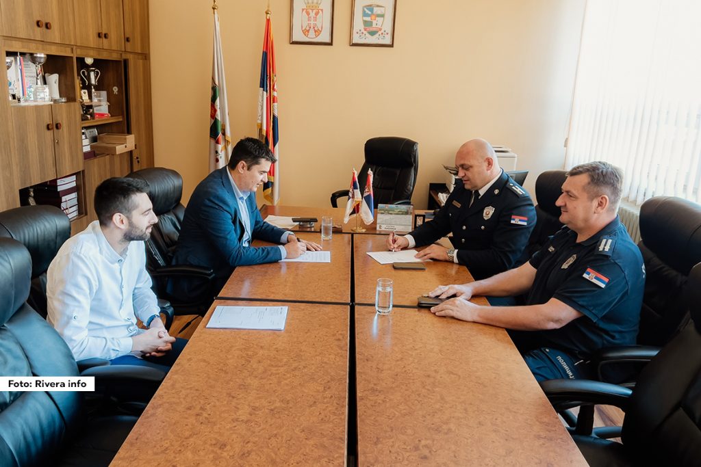 Predsednik Opštine Ljubovija Milan Jovanović i načelnik Opštinske uprave Vladimir Petrović danas su zvanično na korišćenje predali Policijskoj upravi Šabac uređaj za detekciju psihoaktivnih supstanci. Ugovor su potpisali predsednik Milan Jovanović i načelnik Policijske uprave Šabac, pukovnik policije Aleksandar Vilotijević, u prisustvu Zorana Lazića, načelnika Policijske stanice Ljubovija koja će biti krajnji korisnik uređaja.