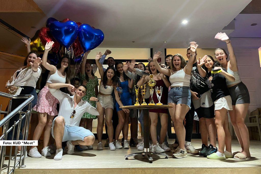 KUD “Most” na festivalu u poznatom letovalištu na obali Egejskog mora ostvario je veliki uspeh i osvojio tri nagrade. Mladi Bratunčani osvojili su prvo mesto za najbolju koreografiju, scenski nastup i za najbolju nošnju.