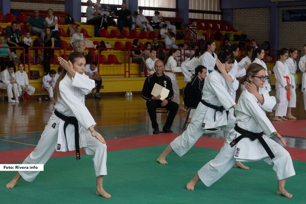 Na 26. prvenstvu Srbije u okviru Karate Unije Srbije održanom po 11. put u Osečini, na četiri tatamija za odličja takmičilo se 276 takmičara iz 17 klubova.