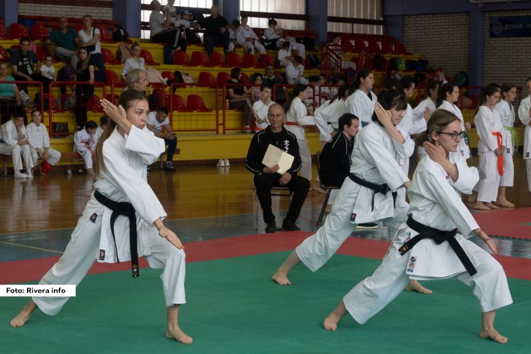 Na 26. prvenstvu Srbije u okviru Karate Unije Srbije održanom po 11. put u Osečini, na četiri tatamija za odličja takmičilo se 276 takmičara iz 17 klubova.