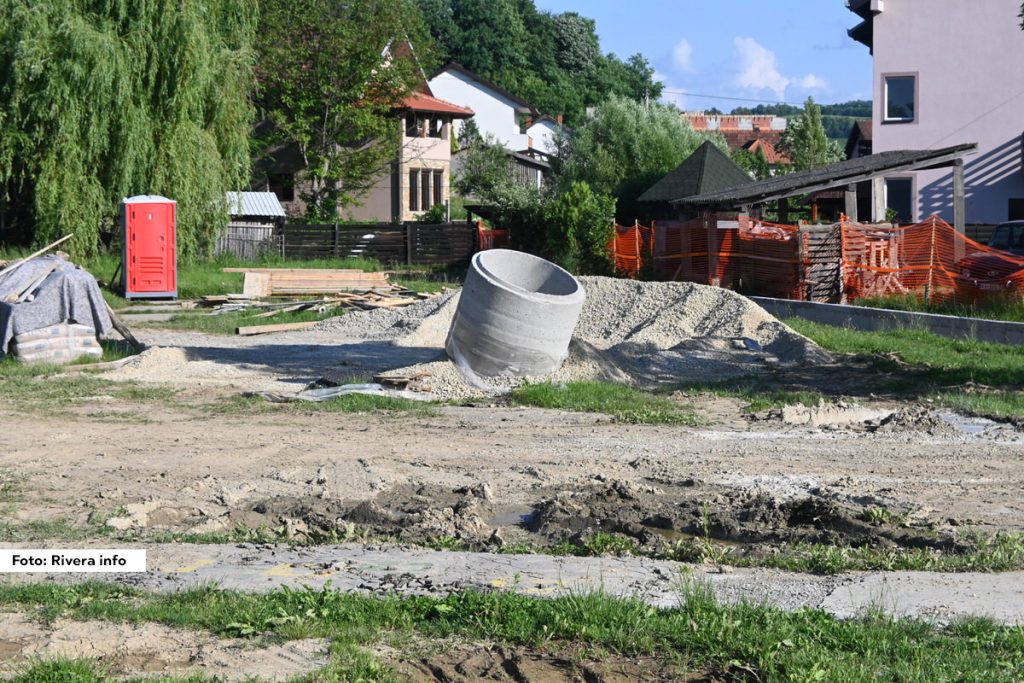 Nikola Tomić predsednik opštine Osečina zajedno sa svojim saradnicima danas je obišao radove u Predškolskoj ustanovi „Lane“.