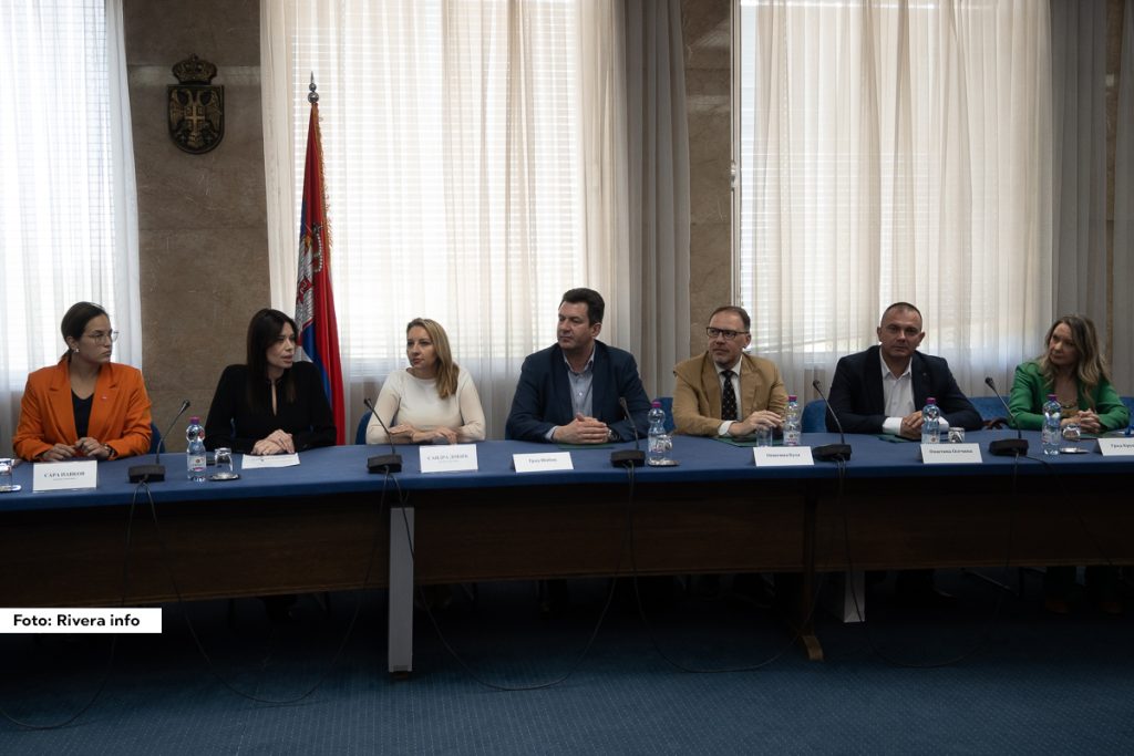 Predsednik Opštine Osečina Nikola Tomić potpisao je Ugovor sa ministarkom zaštite životne sredine Irenom Vujović o relazicaji projekta "Ozelenjavanja javnih površina u cilju zaštite i očuvanja životne sredine-Volimo zeleno".