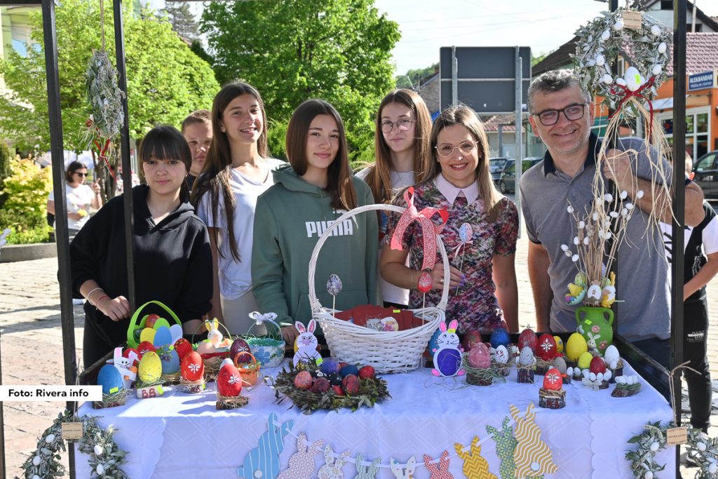 Danas je na Trgu braće Nedić u Osečini, održan prvi dana Vaskršnjeg bazara u organizaciji OVC „Braća Nedić“ Osečina. Prethodnih dana kreativne ruke učenika, nastavnika i učitelja ove škole pripremale su vaskršnje ukrase i šarena jaja koja će prodavati ova dva dana. Sav prihod koji se skupi od prodaje ići će u humanitarne svrhe.