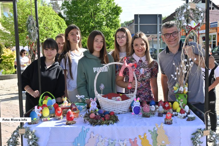 Danas je na Trgu braće Nedić u Osečini, održan prvi dana Vaskršnjeg bazara u organizaciji OVC „Braća Nedić“ Osečina. Prethodnih dana kreativne ruke učenika, nastavnika i učitelja ove škole pripremale su vaskršnje ukrase i šarena jaja koja će prodavati ova dva dana. Sav prihod koji se skupi od prodaje ići će u humanitarne svrhe.