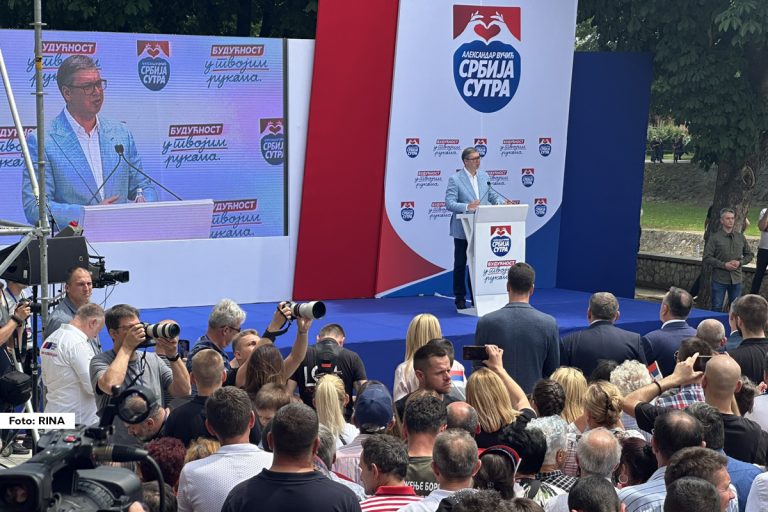 Nekoliko hiljada ljudi dočekalo je predsednika Srbije, Aleksandra Vučića, u Valjevu na predizbornom skupu Srpske napredne stranke. Da je Valjevo grad u koji se ulaže mnogo novca u oblasti infratsrukture, zdravstva, prosvete i obrazovanja potvrdio je i trenutni gradonačelnik Lazar Gojković.