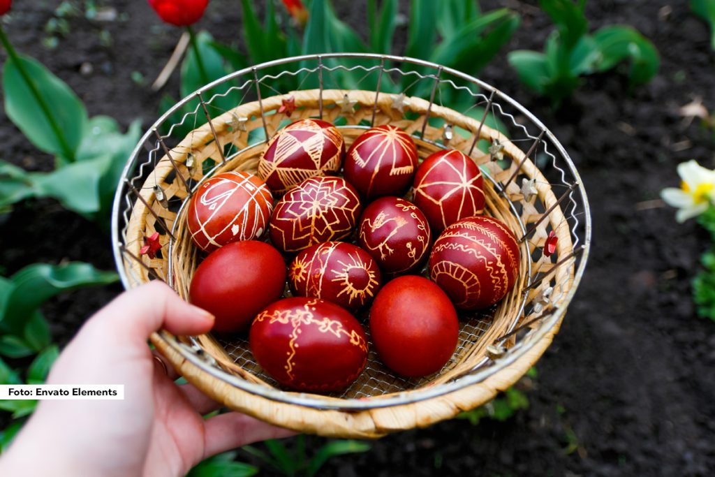 Najradosnijem hrišćanskom prazniku, prethodi najtužniji dan u godini, a Veliki petak. Simbol Vaskrsa su ofarbana jaja, jer se veruje da je jaje koje je Bogorodica donela na Hristov grob postalo crveno, pošto su nevernici smatrali da će on oživeti ukoliko jaje pocrveni. Zato se ona mahom farbaju tom bojom, naročito prvo, koje ima veliki značaj u našoj kulturi, ono čuva dom i porodicu do naredne godine, tj. Vaskrsa.