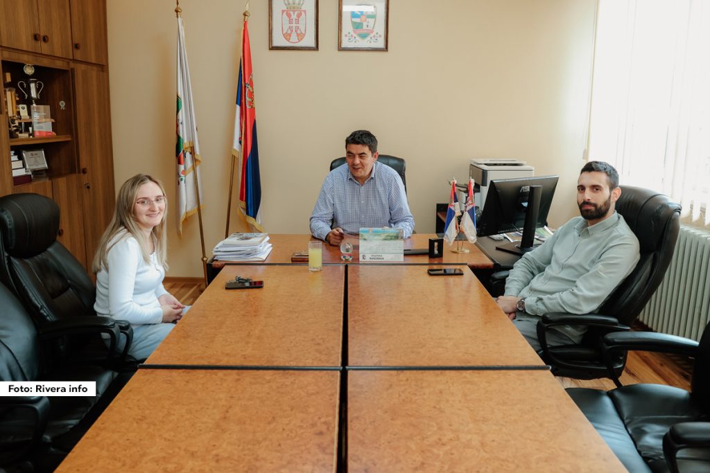 Predsednik Opštine Ljubovija Milan Jovanović i načelnik Opštinske uprave Vladimir Petrović simbolično su uručili ček u iznosu od 50.000 dinara Jeleni Simić, majci prve rođene bebe u 2024. godini na teritoriji opštine Ljubovija.