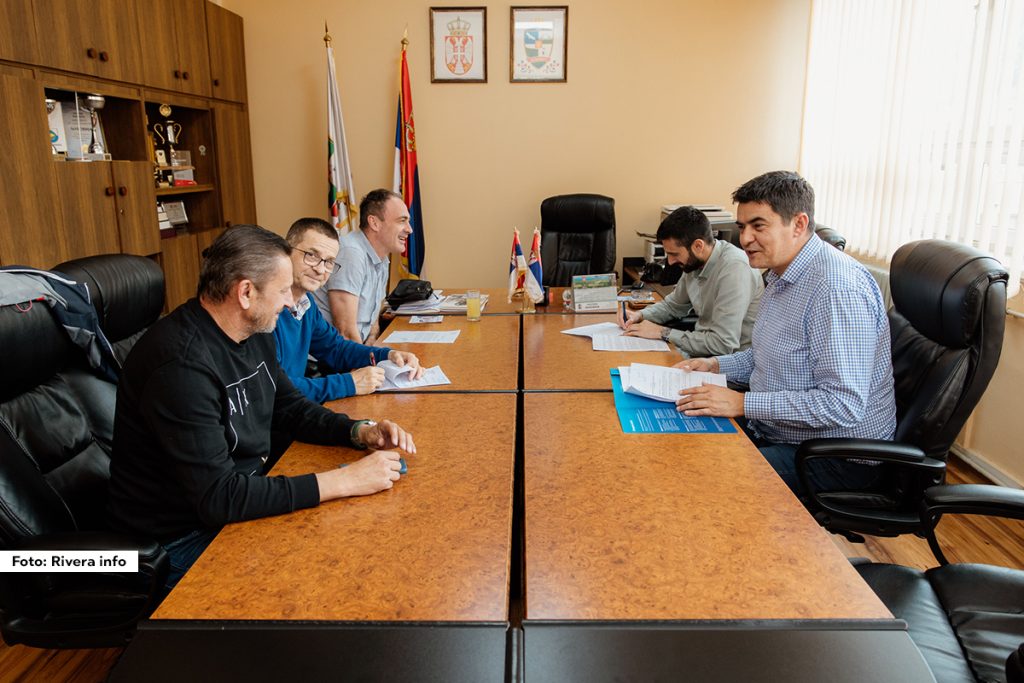 U zgradi Opštinske uprave u utorak je potpisan ugovor kojim su već treću godinu zaredom osigurana sva poljoprivredna gazdinstva na teritoriji opštine Ljubovija. Predstavnici kompanije „Dunav osiguranje“, Saša Obrenović, direktor glavne filijale u Šapcu, Milan Savić, direktor filijale u Loznici i Miroslav Jakovljević, predstavnik filijale u Ljuboviji, uručili su predsedniku Opštine Ljubovija Milanu Jovanoviću polisu osiguranja za sva registrovana domaćinstva na teritoriji opštine.