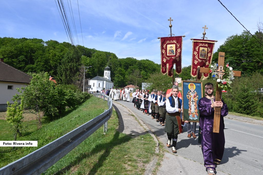 Danas je u Opštini Osečina obeležana opštinska slava posvećena zaštitniku ovog mesta Svetom Nikolaju Lelićkom. Nakon Liturgije u staroj crkvi Svetog Vaznesenja Gospodnjeg kroz ulice Osečine prošla je svečana litija koju su činili podgorsko sveštenstvo, lokalno rukovodstvo, deca iz škole i vrtića, članovi KUD-a "Braća Nedić" i verni narod. Rezanje slavskog kolača obavljeno je u prostorijama Opštine Osečina.