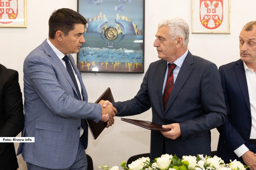 Na sednici su predsednik Jovanović i načelnik Prodanović potpisali sporazum o bratimljenju ove dve opštine. Čvrsta veza jednog naroda na dve obale Drine sada je i zvanično potvrđena.