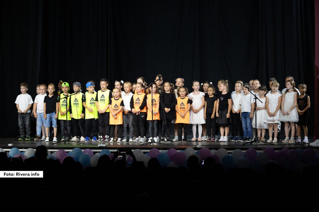 Deca predškolskog uzrasta PU „Poletarac“ iz Ljubovije izvela su u petak u sali bioskopa završnu priredbu za kraj školske godine i rastanak sa ovim periodom odrastanja. Priredbi su, pored roditelja, prisustvovali i ostali članovi porodice predškolaca koji su uživali u dečjoj pesmi i plesu. Sala je bila popunjena do poslednjeg mesta, a gromoglasan aplauz pratio je svaki nastup predškolaca.