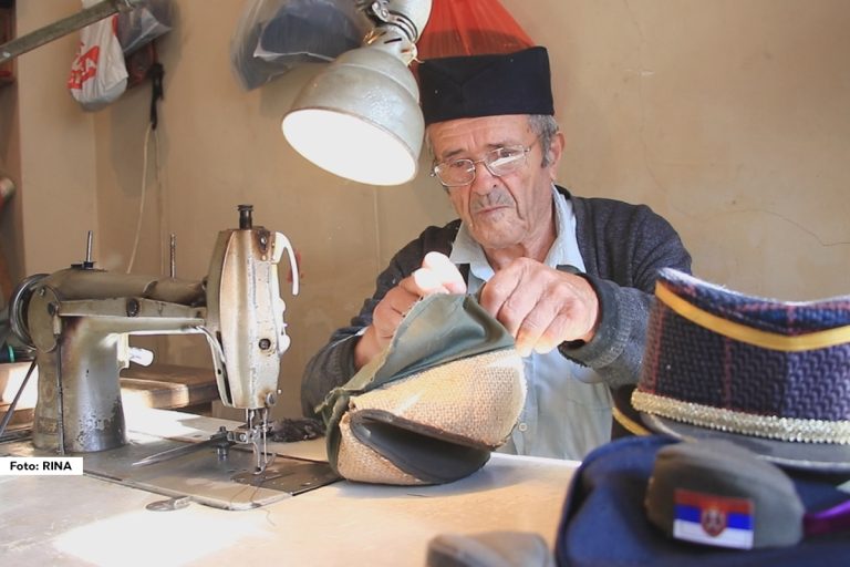 U jednoj od nekada poznatih zanataskih ulica u Užicu, samo su otvorena još dvoja vrata, a iza jednih i dalje radi poznati krojač Đorđe Jokić (90) koji ni u desetoj deceniji života ne odustaje ni od zanata ni od rada i najbolje dokazuje da su godine samo dvocifren broj ispisan na papiru. Ovaj starina bez problema kroji, šije i štepa na mašini staroj skoro koliko i on, ali nije mu teško ni sada da svoje unikatne proizvode iznese na štand na Kraljevom trgu na Zlatiboru i proda ih turistima.