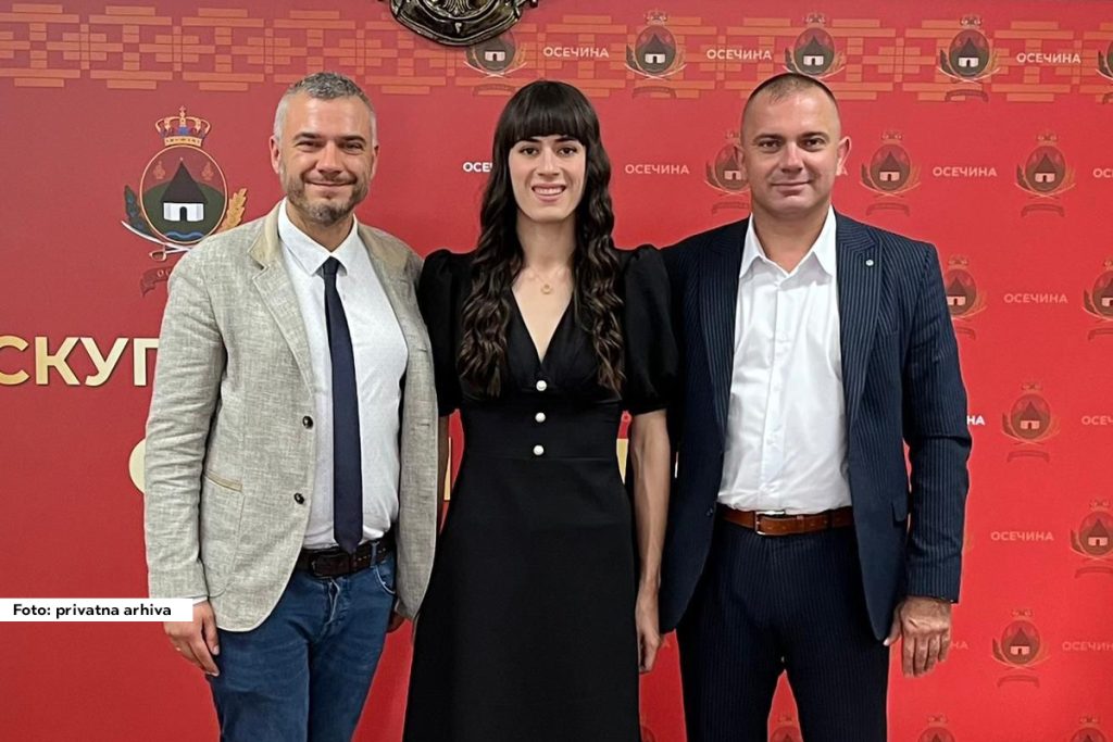 Apokaliptične slike uništenih domaćinstava, mrtvih životinja i razvaljenih krovova u selima u okolini Osečine pre nekoliko dana obišle su Srbiju, ali i region. Jedna od porodica koja je pretrpela nesagledivu štetu jesu i Milosavljevići iz sela Osečina, a Nataša koja je i odbornica u Skupštini opštine među prvima je obavestila javnost o razmerama štete koja je zadesila njenu porodicu i njene komšije, rođake i prijatelje. Danas na IV redovnoj sednice Skupštine opštine Osečina, predsednik opštine Nikola Tomić za govornicom je predložio jedan nesvakidašnji humani gest.