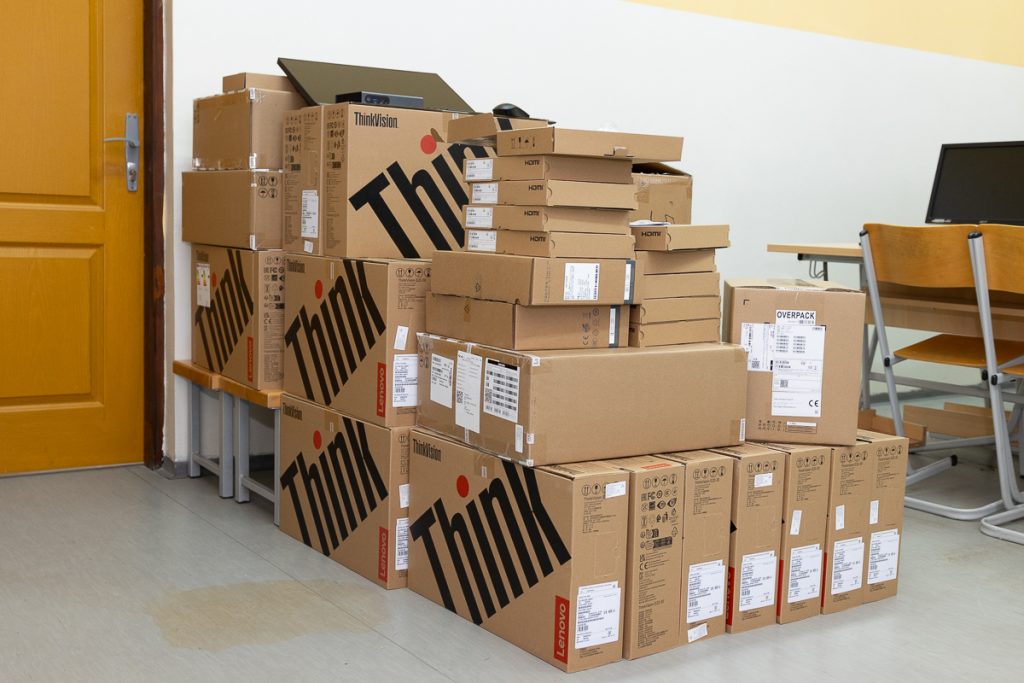 26.06.2024. nova racunarska oprema u osnovnoj skoli 5