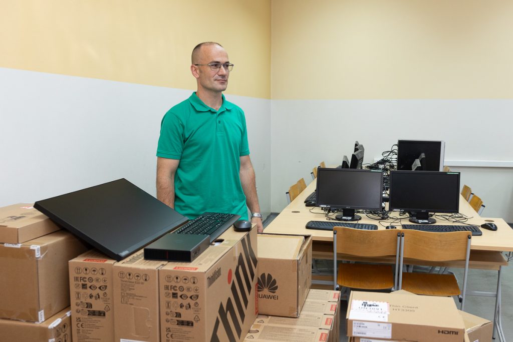 26.06.2024. nova racunarska oprema u osnovnoj skoli 8