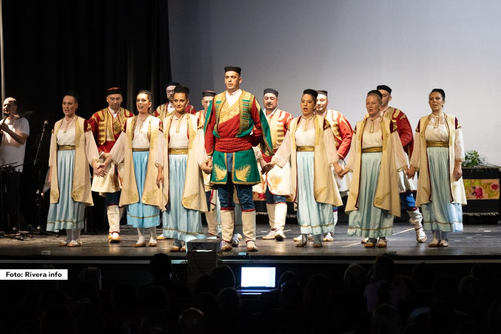 U petak je u Ljuboviji u okviru programa Dana opštine održan memorijalni koncert “Vladimir Vladica Joković”. Koncert je organizovalo Kulturno-umetničko društvo “Azbukovica” u znak sećanja na svog dugogodišnjeg koreografa pod čijim vođstvom je KUD iz Ljubovije ostvario velike uspehe.