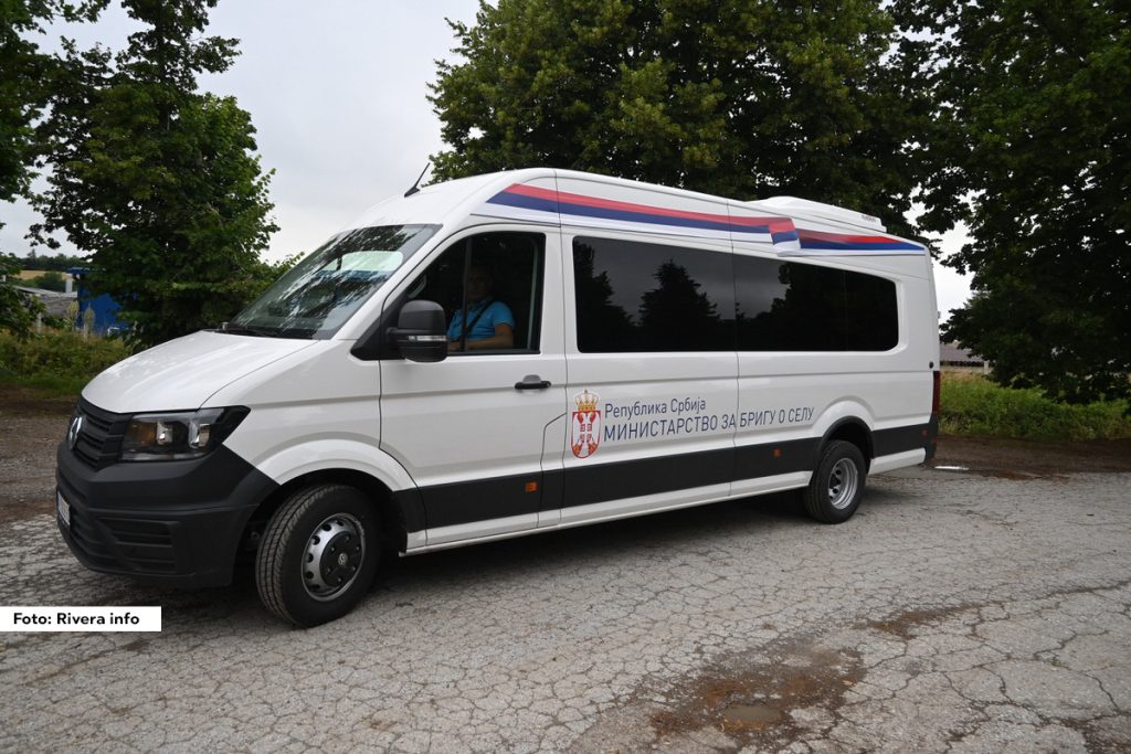 Minibus koje je Ministarstvo za brigu o selu nabavilo za prevoz seoskog stanovništva, dece, članova udruženja i sportske klubove stigao je u opštinu Osečina. U pitanju je vozilo sa 20+1 putničkim sedištem, marke Volkswagen 2.0. vrednosti 9.000.000,00 dinara.