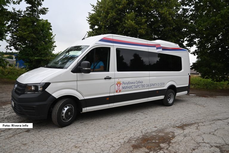 Minibus koje je Ministarstvo za brigu o selu nabavilo za prevoz seoskog stanovništva, dece, članova udruženja i sportske klubove stigao je u opštinu Osečina. U pitanju je vozilo sa 20+1 putničkim sedištem, marke Volkswagen 2.0. vrednosti 9.000.000,00 dinara.