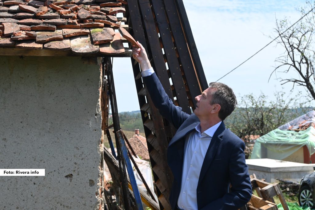 Ministar za javna ulaganja, Darko Glišić, danas je posetio opštinu Osečina i sela koja su pretrpela štetu od grada.