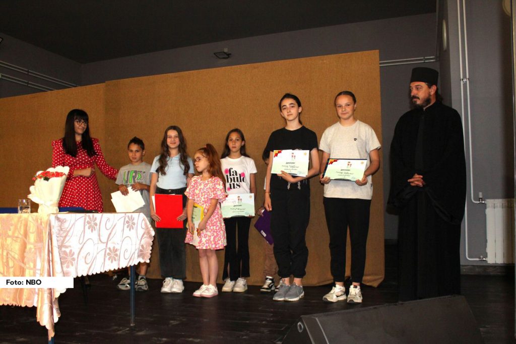 U četvrtak, 6. juna u bioskopskoj sali Biblioteke u Osečini održana je inspirativna beseda igumana manastira Lelić Georgija Mićića koja je označila završetak literarnog konkursa „Porodica je sve“ i dodelu nagrada za najbolje radove.