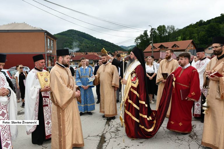 U četvrtak je u Krupnju uz litiju i lomljenje slavskog kolača obeležen Spasovdan, krsna slava opštine Krupanj. Svetu liturgiju služilo je Njegovo Preosveštenstvo Episkop šabački gospodin Jerotej. Svečanom događaju prisustvovali su brojni gosti i zvanice iz kulturnog, javnog i političkog života.