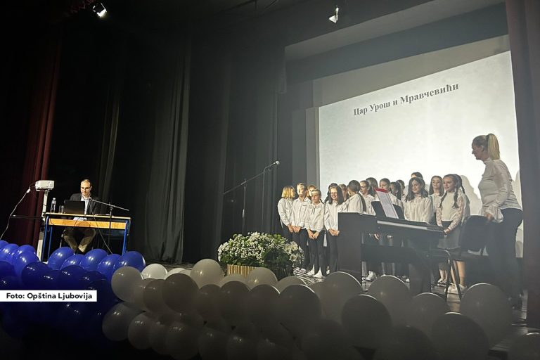 Drugog dana svečanosti povodom godišnjice proglašenja Ljubovije za varošicu, u organizaciji Osnovne škole “Petar Vragolić”, Srednje škole “Vuk Karadžić” i učenike i profesora Muzičke škole “Vuk Karadžić”, održan je koncert učenika i profesora Muzičke škole, a potom javni istorijski čas doktora Miloša Ivanovića, pod nazivom “Srpski srednji vek između mita i stvarnosti”. Izlaganje doktora istorijskih nauka pratio je hor učenika OŠ “Petar Vragolić” i SŠ “Vuk Karadžić”, kao i recitacije učenike stihova epske poezije.