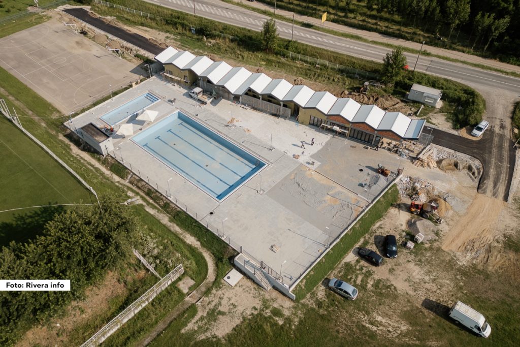 Predsednik opstine Ljubovija, Milan Jovanovic, zajedno sa nacelnikom Opstinske uprave, Vladimirom Petrovicem, posetili su zavrsne faze radova na izgradnji bazena.