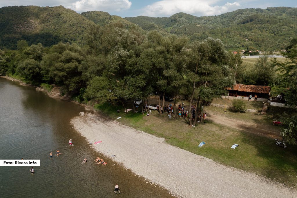 U nedelju, 21. jula, u Lonjinu je održan spektakularan seoski višeboj na plaži panjevi, koji je privukao brojne učesnike i posetioce iz okolnih mesta. Manifestacija je započela tačno u podne, otvaranjem takmičenja koje je privuklo pažnju ljubitelja sportskih nadmetanja i tradicionalnih disciplina.