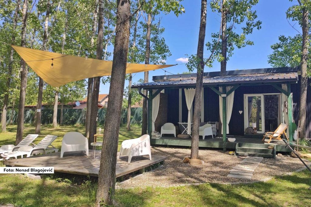 U idiličnom naselju Jelav 1, nedaleko od Loznice, porodica Marić je stvorila pravo turističko čudo - Drina River Glamping.