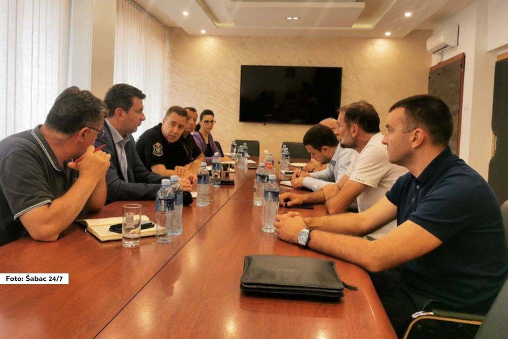 Gradonačelnik Šapca dr Aleksandar Pajić jutros je održao sastanak sa stručno-operativnim timom zaduženim za zaštitu od poplava, na kom je analizirana situacija izazvana nevremenom koje je sinoć pogodilo teritoriju grada Šapca.