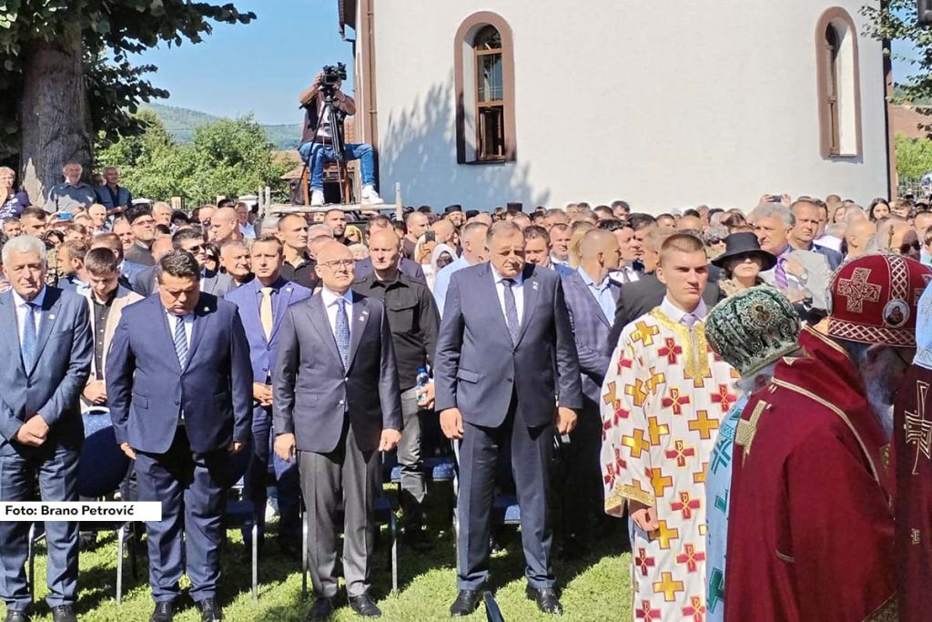 U Bratuncu je danas služen pomen za 3.267 srpskih žrtava srednjeg Podrinja i Birača, koji su stradali u Odbrambeno-otadžbinskom ratu, a povodom 32. godišnjice od velikog stradanja Srba na Petrovdan 1992. godine u selima oko Srebrenice i Bratunca. Tokom ovog tragičnog događaja, 69 Srba je ubijeno, a 22 vojnika i civila je zarobljeno.